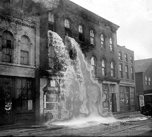 Detroit, 1929. Durante il proibizionismo viene versato alcool per la strada.