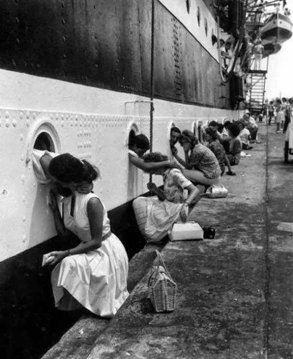 1942, soldati in partenza per la guerra salutano le fidanzate