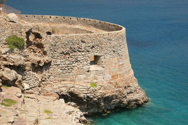 Spinalonga, fortificazioni veneziane (Di Alexander Baranov, CC BY 2.0, Wikicommons)