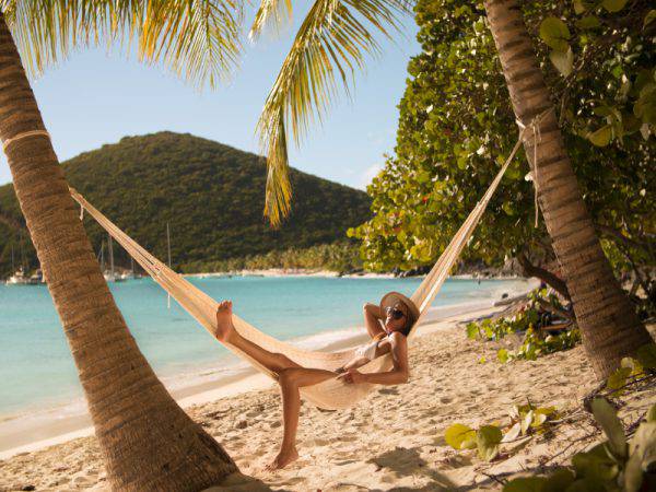 young and beautiful woman in bikini relaxing in a hammock at a tropical beach in White Bay, Jost Van Dyke, British Virgin Islands, Caraibi (Christian Wheatley, iSTock)