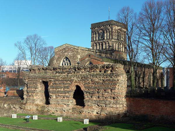 Le antiche mura romane di Jewry Wall e la chiesa di San Nicola a Leicester (Di NotFromUtrecht, CC BY-SA 3.0, Wikipedia)