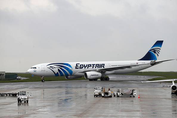 Un aereo della EgyptAir all'aeroporto del Cairo (THOMAS SAMSON/AFP/Getty Images)