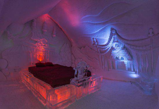 Hotel de Glace, Quebec (Matias Garabedian, CC BY-SA 2.0, Wikicommons)