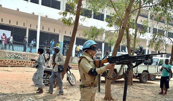 Caschi blu dell'Onu durante le elezioni presidenziali a Bangui, Repubblica Centraficana (ISSOUF SANOGO/AFP/Getty Images)