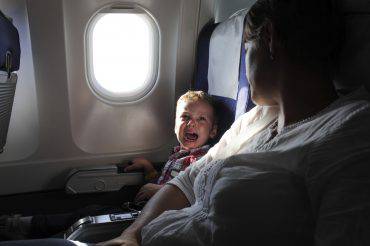 Bambino in aereo (iStock)