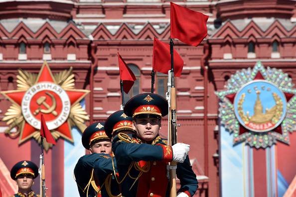 Mosca, parata militare sulla Piazza Rossa per l'anniversario della vittoria nella Seconda Guerra Mondiale (KIRILL KUDRYAVTSEV/AFP/Getty Images)