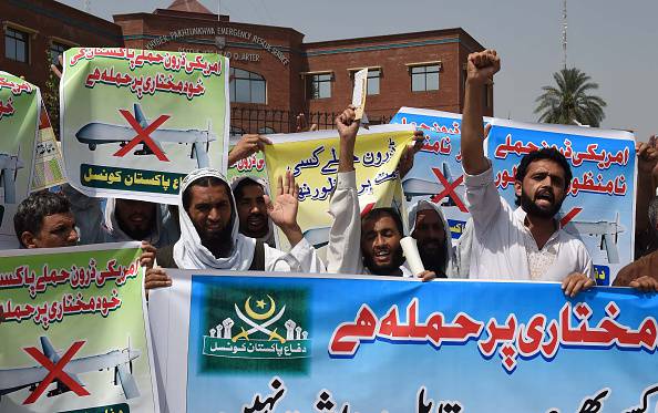 Proteste a Peshawar contro i bombardamenti dei droni Usa in Pakistan (A MAJEED/AFP/Getty Images)