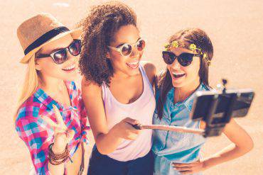 Selfie con le amiche in vacanza (iStock)