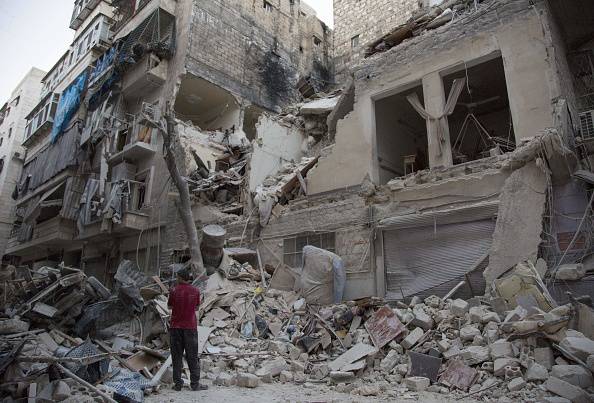 Bombardamento ad Aleppo, Siria (KARAM AL-MASRI/AFP/Getty Images)