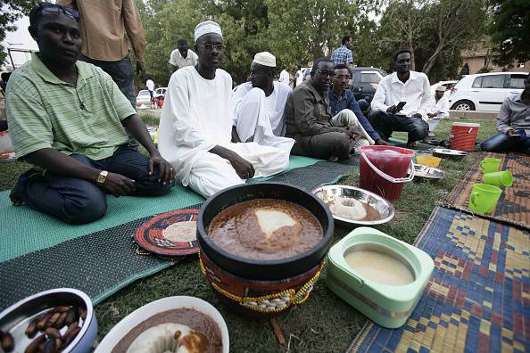 Un picnic serale durante il Ramadan a Khartoum, Sudan (EBRAHIM HAMID/AFP/Getty Images)