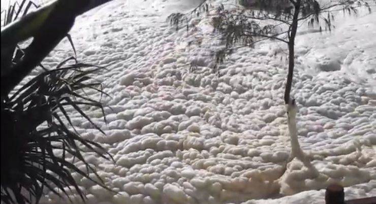 Tempesta di schiuma marina in Australia (Screenshot YouTube)