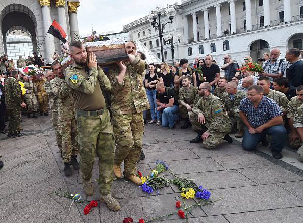 Kiev, funerali di militari ucraini uccisi nel conflitto con i separatisti filorussi (SERGEI SUPINSKY/AFP/Getty Images)