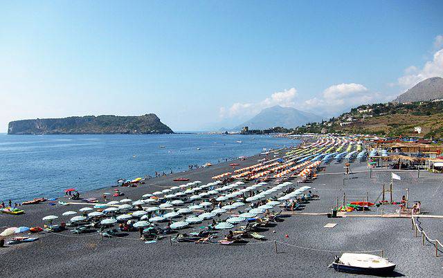 Praia a Mare e l'Isola di Dino (Di Velvet, CC BY-SA 3.0, Wikipedia)