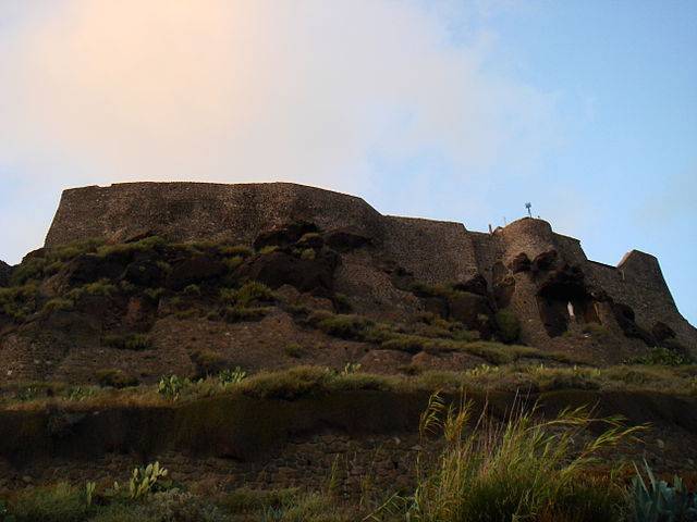 Castello dei Doria a Castelsardo (Stefano Bolognini, CC BY-SA 3.0, Wikipedia)