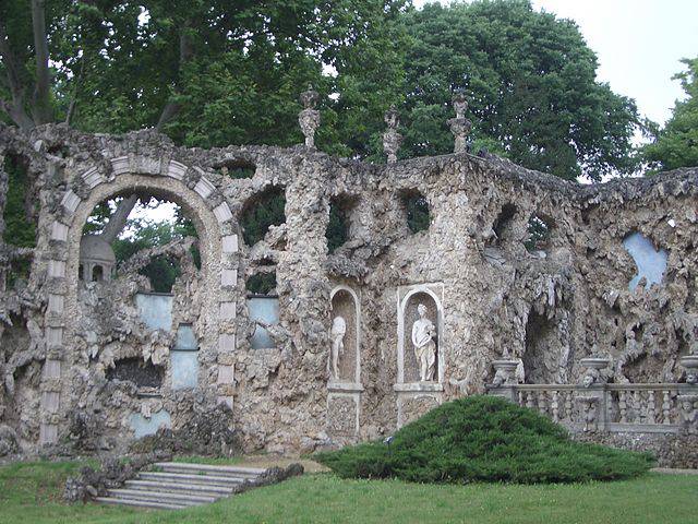 Villa Visconti Borromeo Litta, Ninfeo (Laurom, CC BY-SA 2.5, Wikicommons)