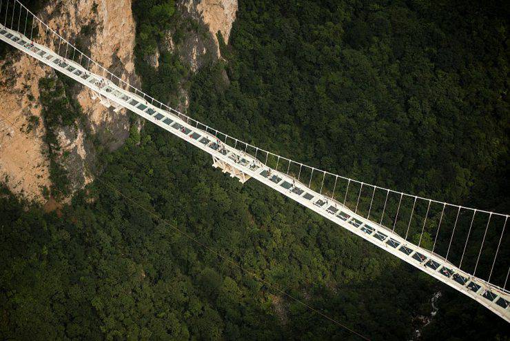 Ponte di vetro di Zhangjiajie, in Cina (FRED DUFOUR/AFP/Getty Images)