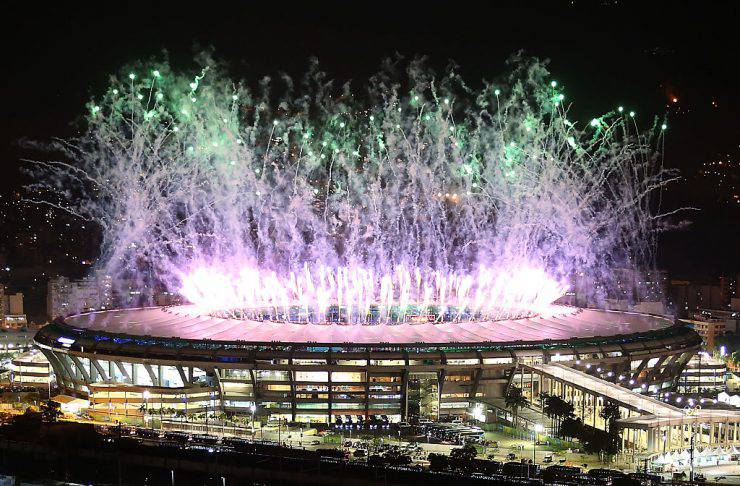 Olimpiadi di Rio, fuochi di artificio sul Maracanà (Mario Tama/Getty Images)