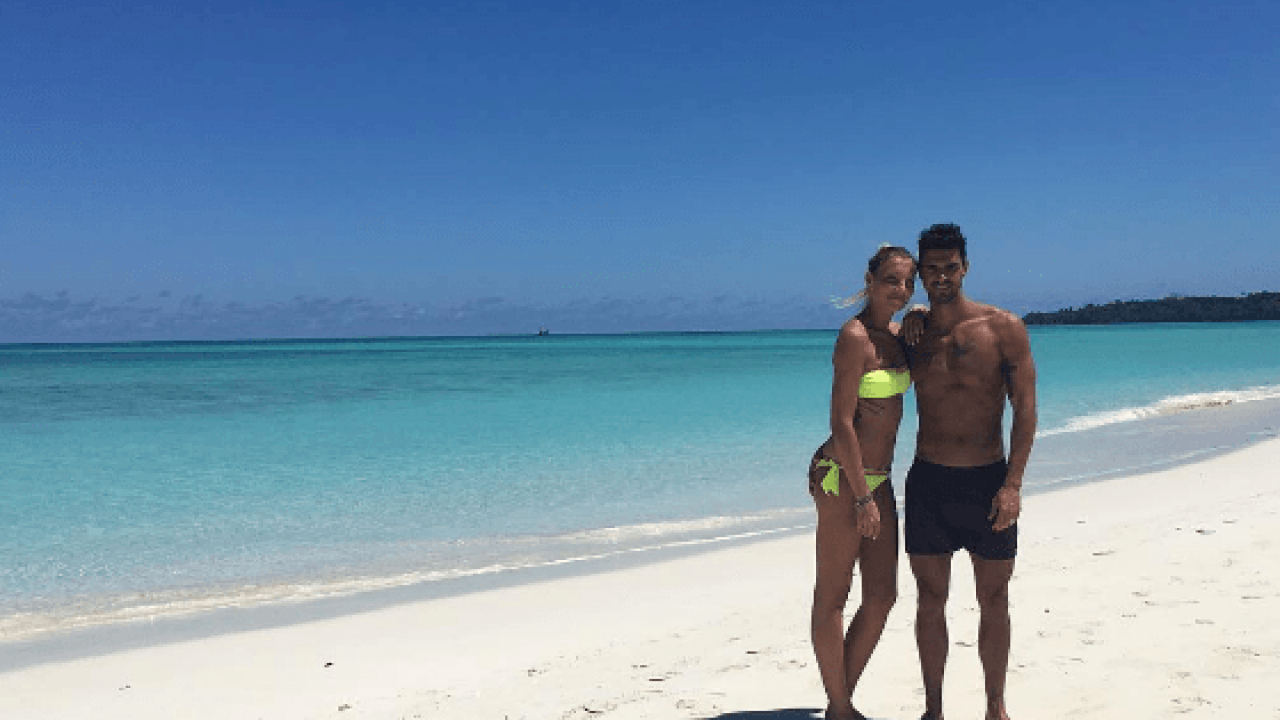 Madagascar Coppia Di Uomini Donne In Viaggio Di Nozze Con Polemica