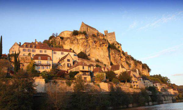 Villaggio e castello di Beynac, Dordogna (iStock)