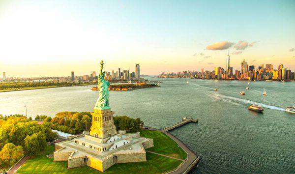 La Statua della Libertà con Ellis Island e lo skyline di Manhattan sullo sfondo
