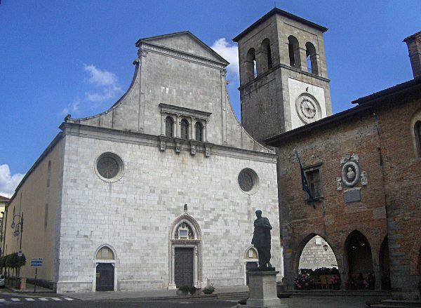 Cividale del Friuli, Duomo e statua di Giulio Cesare (Wikipedia)