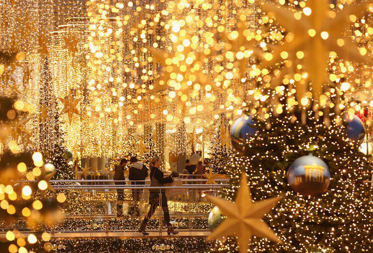 BERLIN, GERMANY - DECEMBER 22:  Shoppers walk among Christmas lights at a shopping mall two days before Christmas Eve on December 22, 2015 in Berlin, Germany. Many shoppers are still looking for gifts two and retailers are hoping for a strong finale to the Christmas shopping season.  (Photo by Sean Gallup/Getty Images)