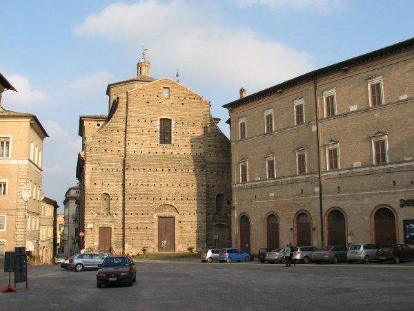 Macerata, piazza della Libertà (Abraham Sobkowski OFM, CC BY 3.0, Wikipedia)