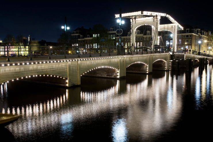 Magere Brug, Amsterdam (Jorge Royan, CC BY-SA 3.0, Wikicommons)