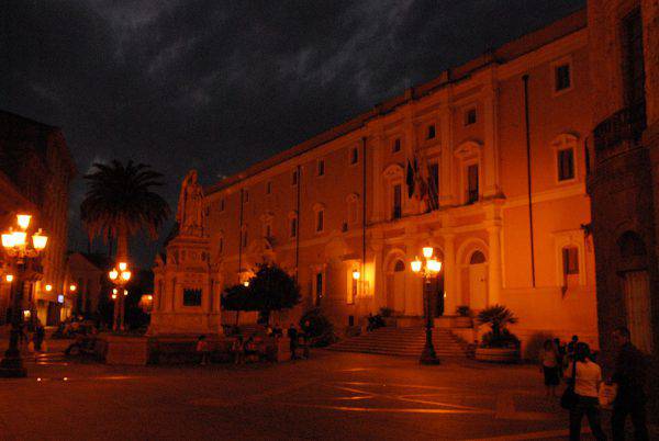 Oristano, Piazza Eleonora (Mike Rosenberg, CC BY 2.0, Wikipedia)