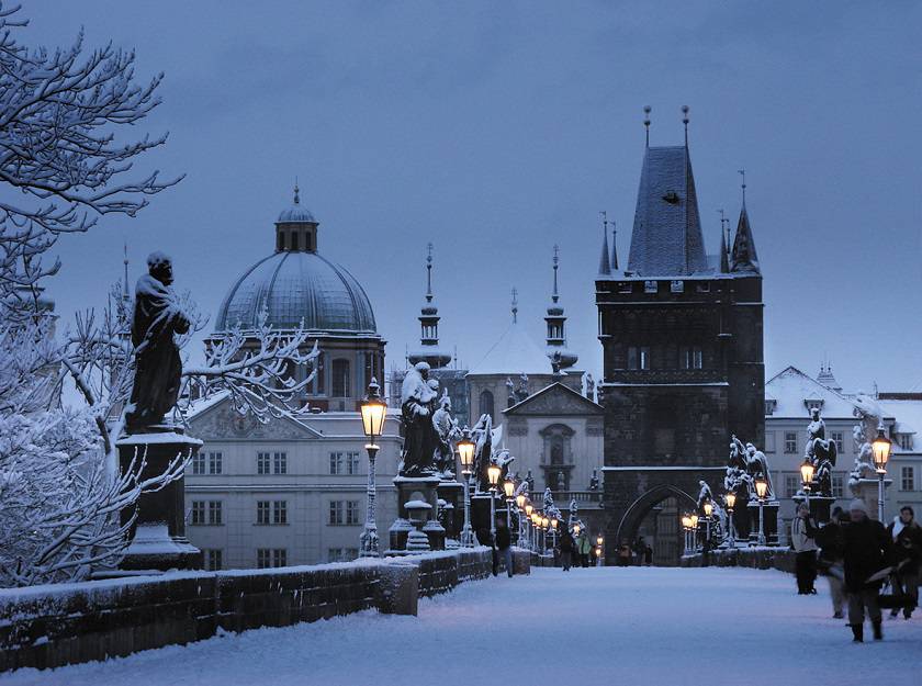 prague_charles_bridge_winter