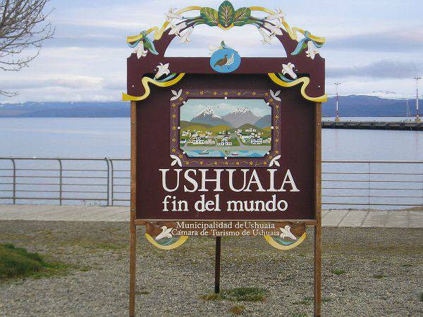 Ushuaia, il cartello sulla Fine del Mondo (Heretiq, CC BY-SA 2.5, Wikicommons)