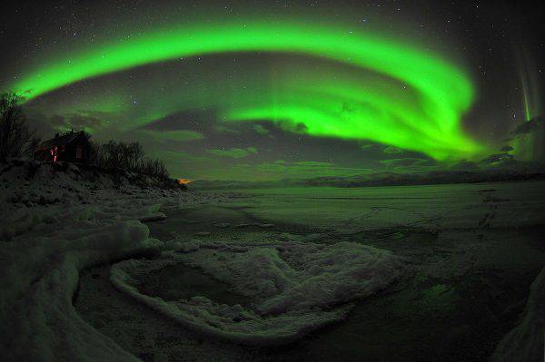 Aurora boreale, Abisko, Svezia (Chad Blakley, CC BY 3.0 de, Wikicommons)