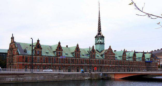 Il palazzo della Borsa di Copenaghen (Wikipedia)