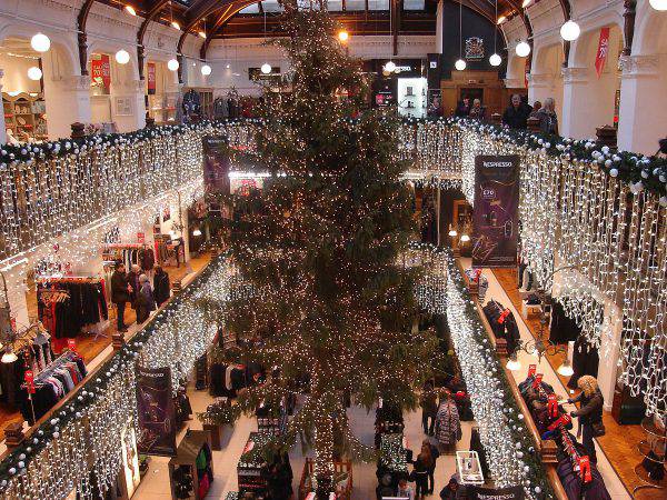 Edimburgo, albero di Natale al Jenners store (Northmetpit, CC BY-SA 3.0, Wikicommons)