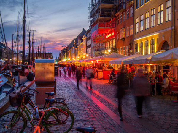 Copenaghen, ristoranti a Nyhavn (iStock)