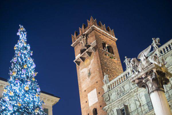 Albero di Natale a Verona, Piazza delle Erbe (iStock)