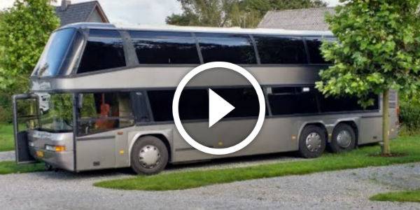 Un autobus a due piani trasformato in una casa viaggiante in 20 passi