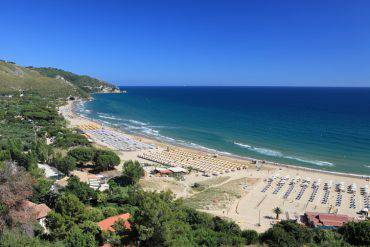 turista in spiaggia