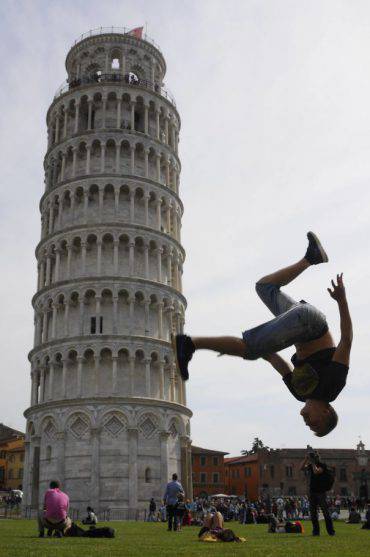 Pisa In Posa Con La Torre Pendente Le Foto Piu Assurde E