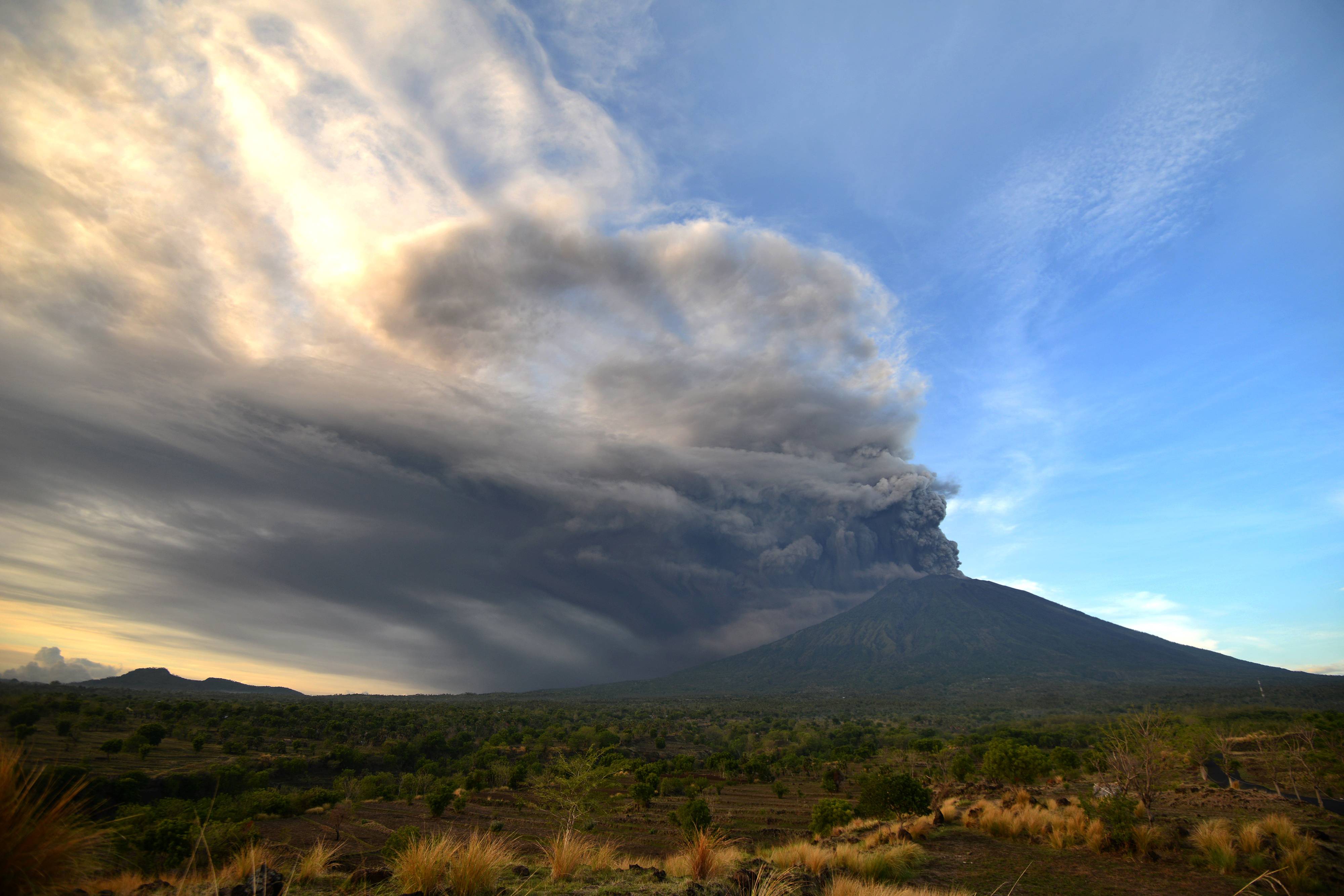 Paura a Bali  per l eruzione del vulcano Agung  voli cancellati