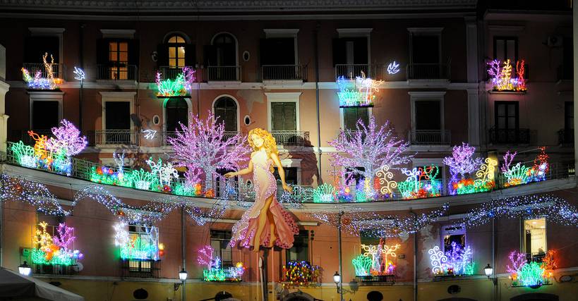 Luci Di Natale Salerno.Luci Di Artista 2017 A Salerno Natale Fra Le Luminarie Piu Belle Del Mondo