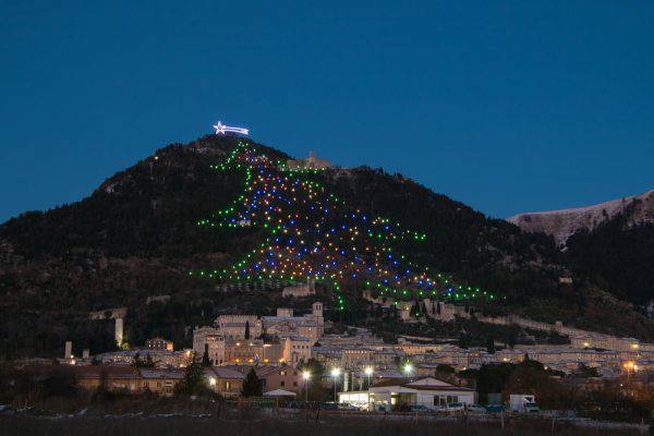 Albero Di Natale Piu Grande Del Mondo.Albero Di Natale Di Gubbio E Il Piu Grande Del Mondo