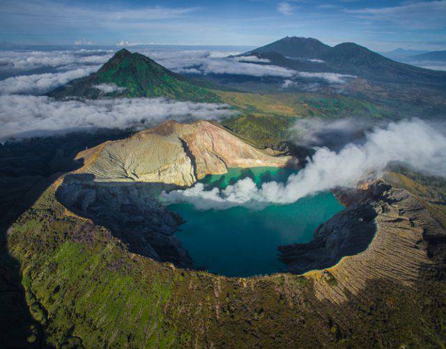 Il lago vulcanico che fa paura: lava e gas blu (FOTO)