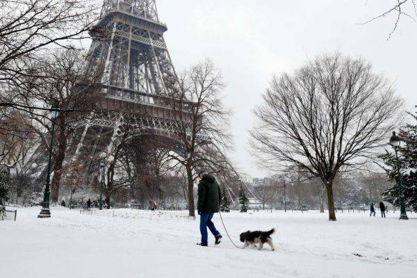 parigi sotto la neve