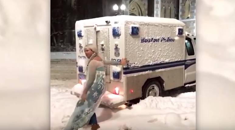 elsa-frozen-boston-polizia