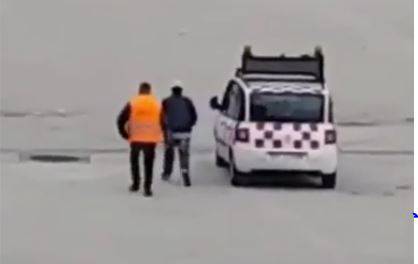 uomo sulla pista dell'aeroporto