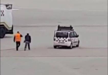 uomo sulla pista dell'aeroporto