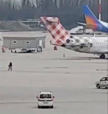 uomo sulla pista dell'aeroporto