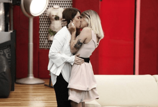 Grande Fratello 2018, Veronica Satti e il bacio alla fidanzata Valentina