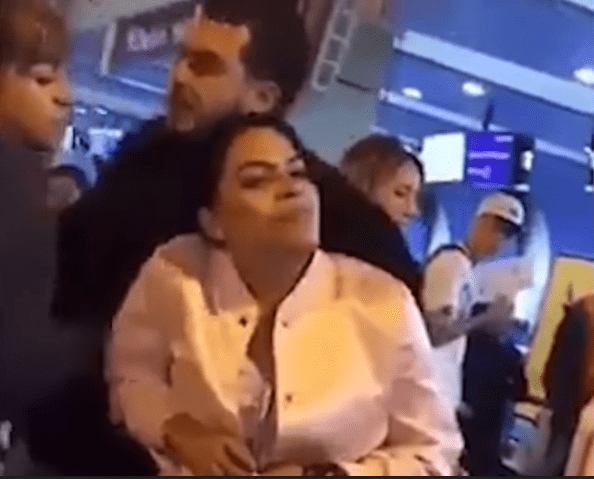 Scopre il marito con l'amante, sceneggiata all'aeroporto - VIDEO